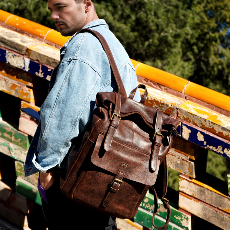 Messenger Bags vs. Backpacks: Which is Better for Your Daily Commute?