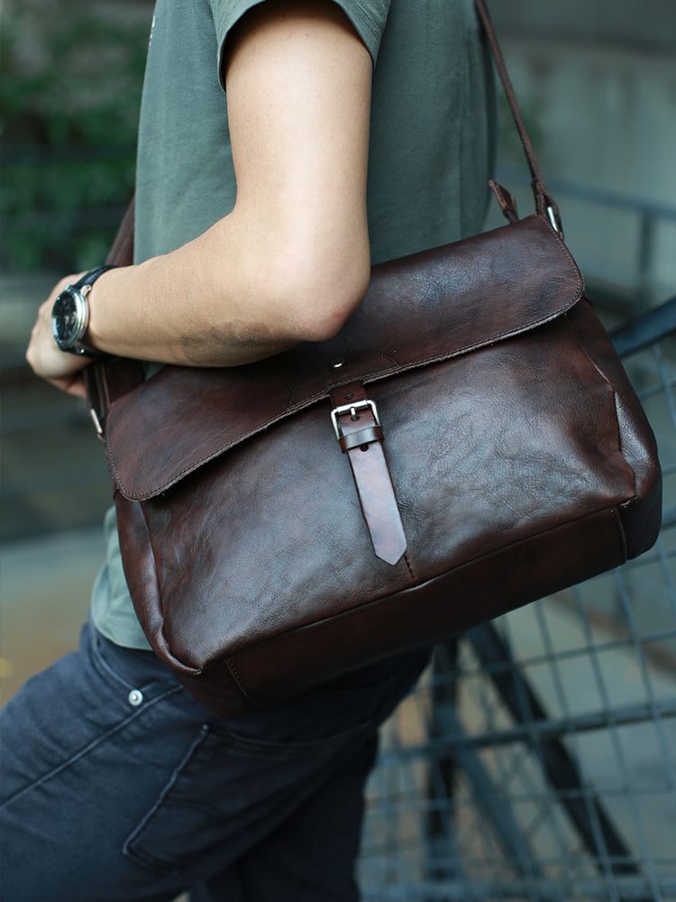 How to Choose the Right Size Messenger Bag for Your Needs