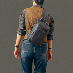 Sling bag for big man - main compartment dual zipper opening detail